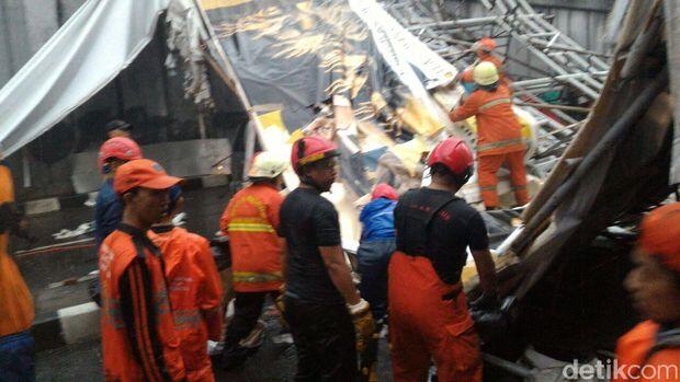 Penampakan Jembatan Penyeberangan Orang Ambruk di Pasar Minggu dan Upaya Evakuasi