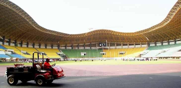 Stadion Patriot Chandrabhaga Bekasi Menuai Kecewa, Kualitas Lapangan Yang Buruk.