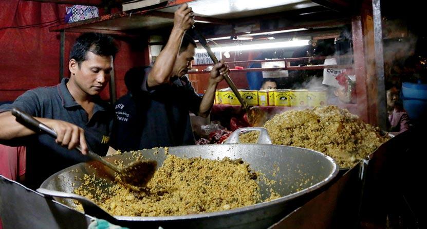 7 Hal yang Cuma Ada di Nasi Goreng Indonesia, Gak Ada di Negara Lain