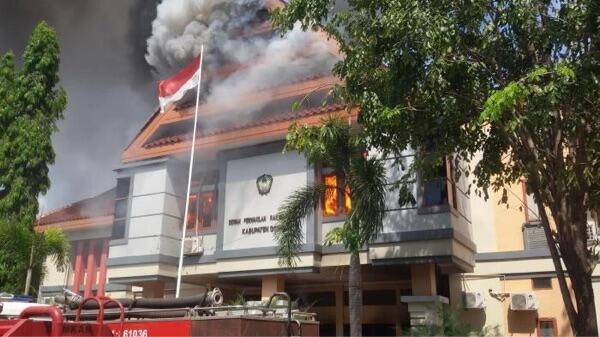 BREAKING NEWS: Demo Soal Kerajaan Gowa, Kantor DPRD Dibakar