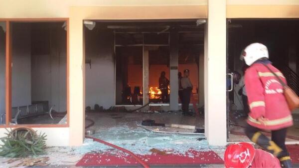 BREAKING NEWS: Demo Soal Kerajaan Gowa, Kantor DPRD Dibakar