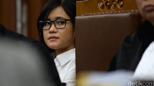 Saat Jessica Tampil Beda dengan Kacamata