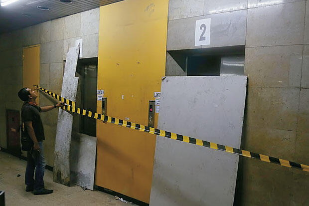Suami Istri Ini Terjebak 15 Menit di Lift Kantor Pemkot Depok