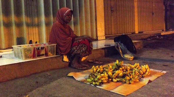 Pisang Tak Laku, Ibu Ini Begadang Sampai Malam