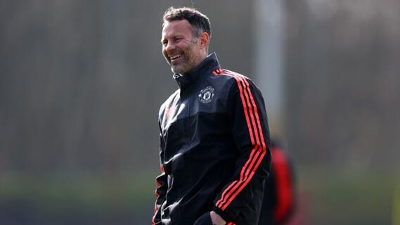 Swansea City Hubungi Ryan Giggs