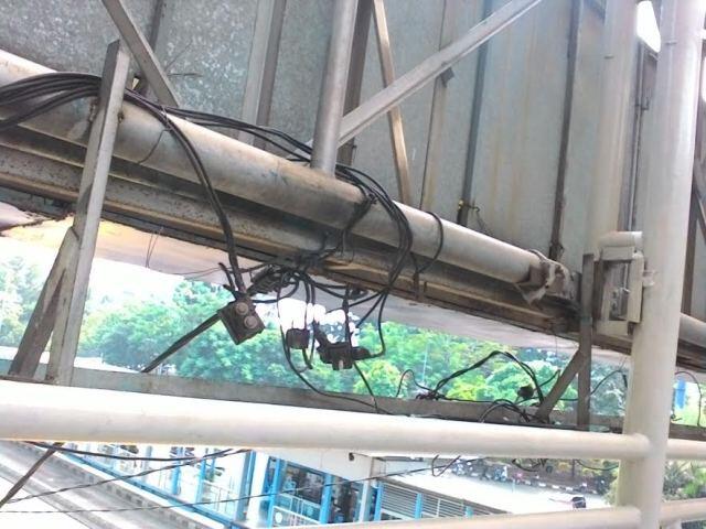 Wajah JPO Tosari, Dari Lampu Dililit Plastik Hingga Lift Mati