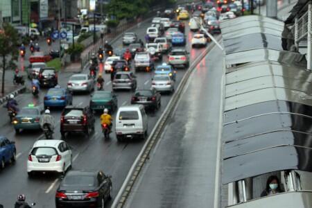 Wajah JPO Tosari, Dari Lampu Dililit Plastik Hingga Lift Mati