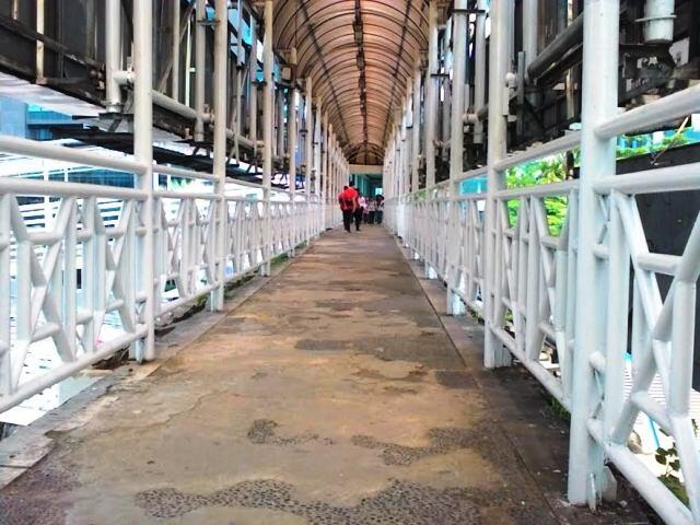 Wajah JPO Tosari, Dari Lampu Dililit Plastik Hingga Lift Mati