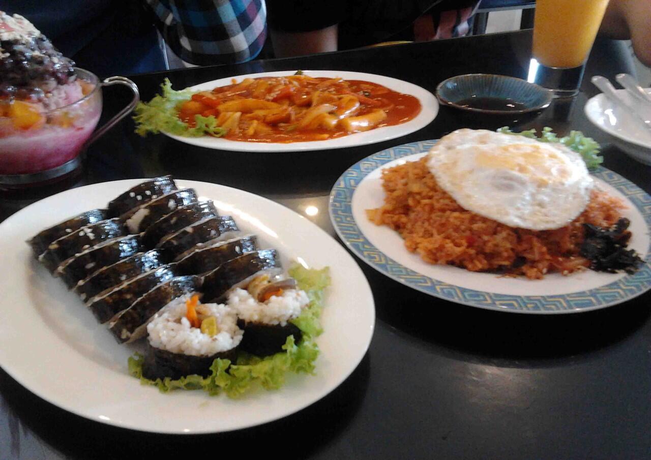 7 Kelakuan Anak Muda Pas Makan di Resto Mahal. 