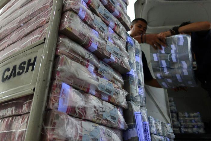 Rupiah menguat, tinggalkan level 13000