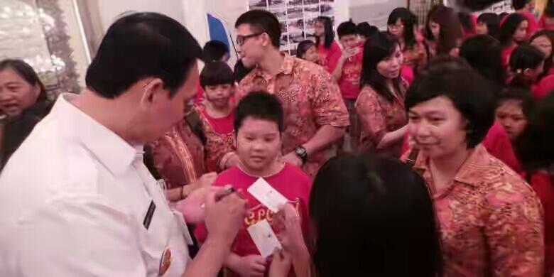 Saat Anak SD Kerubuti dan Minta Tanda Tangan Ahok