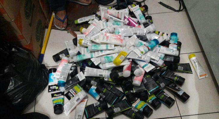 Dua Lelaki Cantik Tertangkap Sedang Mencuri Sabun Pembersih Wajah