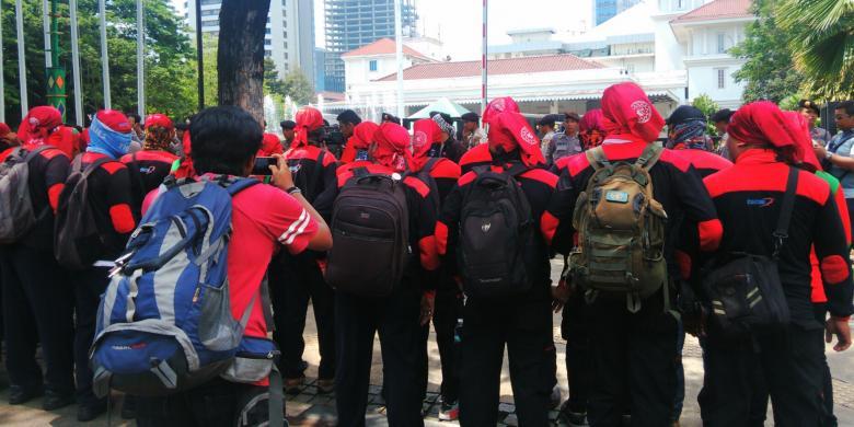 Massa Buruh Mulai Tiba di Depan Kantor Ahok