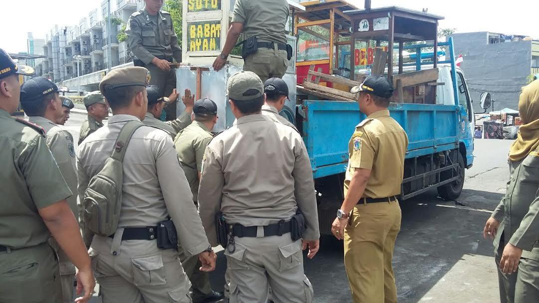 50 Lapak PKL di Jembatan Besi Dibongkar