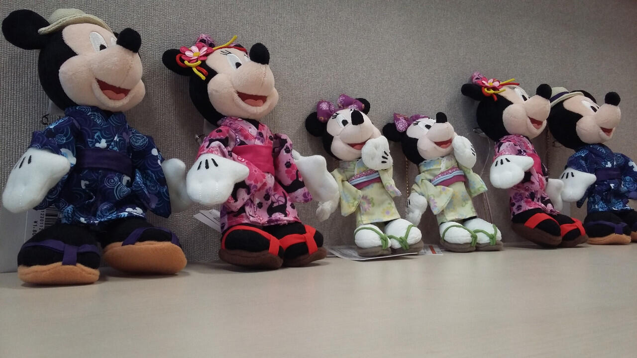 Nulis asik bisa dapat boneka Mickey Mouse pakai kimono