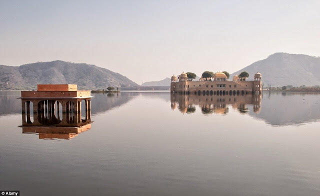 Istana Jal Mahal, Istana Di Tengah Danau Yang Hampir Tenggelam