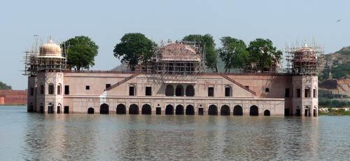 Istana Jal Mahal, Istana Di Tengah Danau Yang Hampir Tenggelam