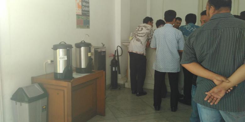 Teh dan Kopi Disediakan Ahok untuk Warga yang Mengadu di Balai Kota