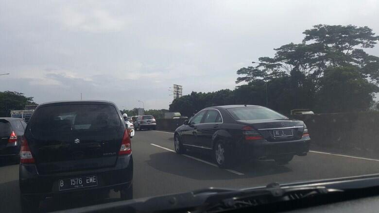 Tanpa Sirine Meraung, RI 1 Jokowi Melintas di Tengah Kemacetan di Tol Cibubur