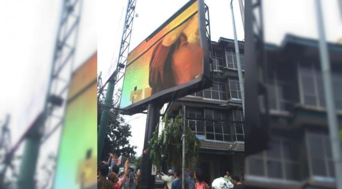 Heboh! Video Bokep Ditayangkan di Papan Reklame Kebayoran Baru