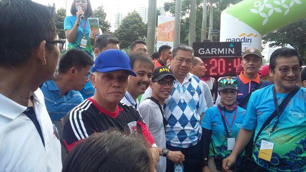 Didampingi SBY dan Hatta, Cagub DKI Agus Yudhoyono Lari Bareng Warga di CFD