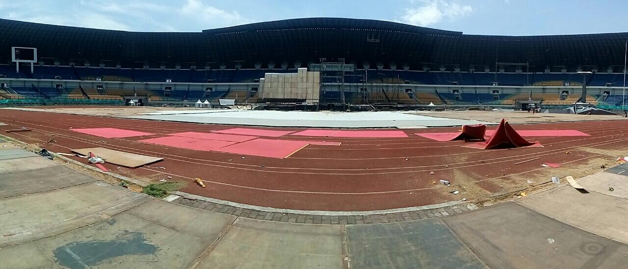 Kondisi rumput Gelora Bandung Lautan Api (GBLA) pasca PON