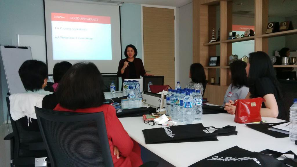 Belajar Personality, karakter building and Communication di John Robert Powers 