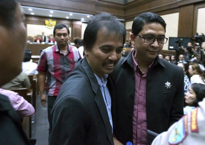 Roy Suryo, podium Jokowi, dan senjata makan tuan