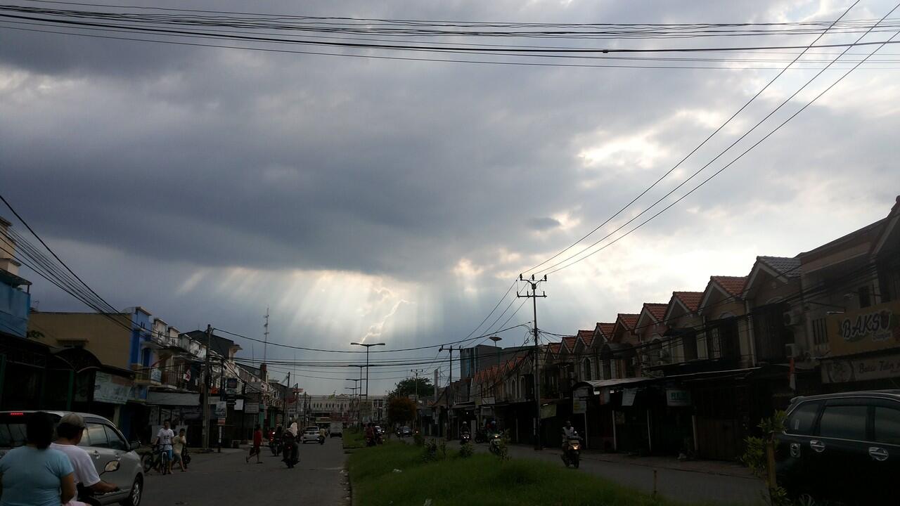 Cahaya turun dari langit pada saat Idul Adha, with pic and video