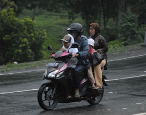 5 Tipe Pengendara Motor Waktu Lagi Hujan 