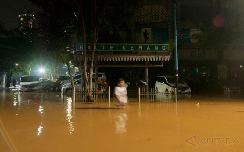 Baru Diguyur Hujan, Jalan Kemang Raya Kebanjiran Lagi