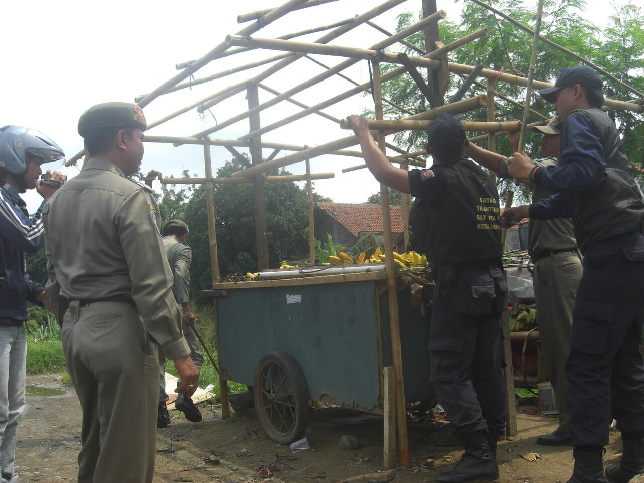 Tata Bantaran Kali, 189 PKL Digusur