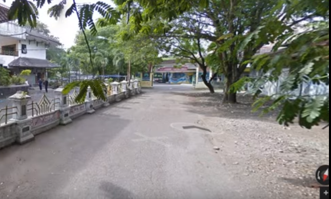 Penampakan Tertangkap Kamera GOOGLE STREET VIEW, yang berani masuk...!!