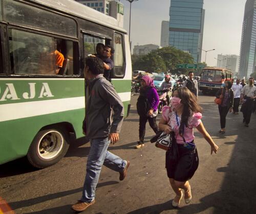 5 Kebiasaan Yang Bertolak Belakang Dengan Adat Istiadat Indonesia