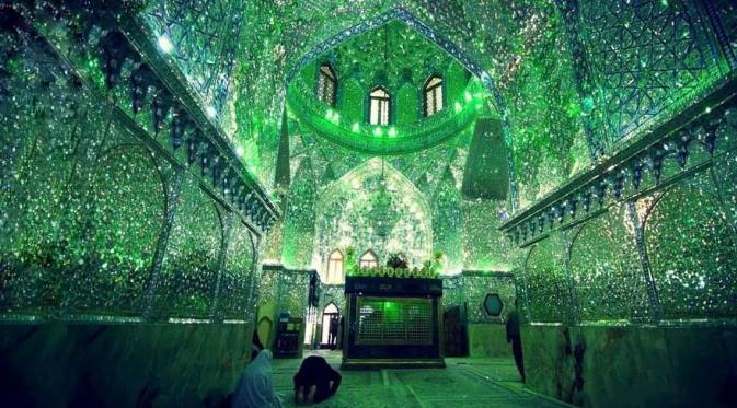 Melihat Keindahan Masjid Berlapis Kaca Di Iran