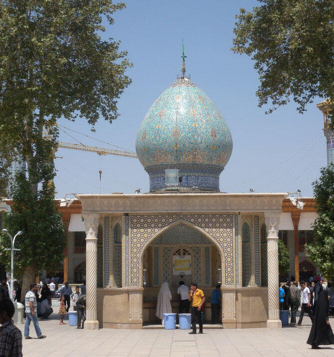 Melihat Keindahan Masjid Berlapis Kaca Di Iran