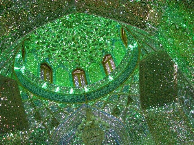Melihat Keindahan Masjid Berlapis Kaca Di Iran