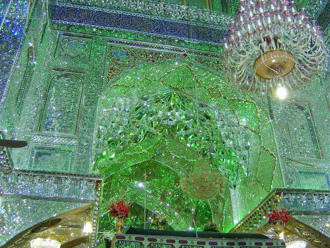 Melihat Keindahan Masjid Berlapis Kaca Di Iran
