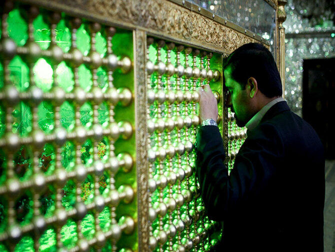 Melihat Keindahan Masjid Berlapis Kaca Di Iran