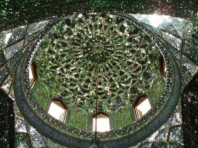 Melihat Keindahan Masjid Berlapis Kaca Di Iran