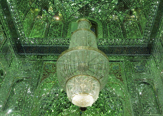 Melihat Keindahan Masjid Berlapis Kaca Di Iran
