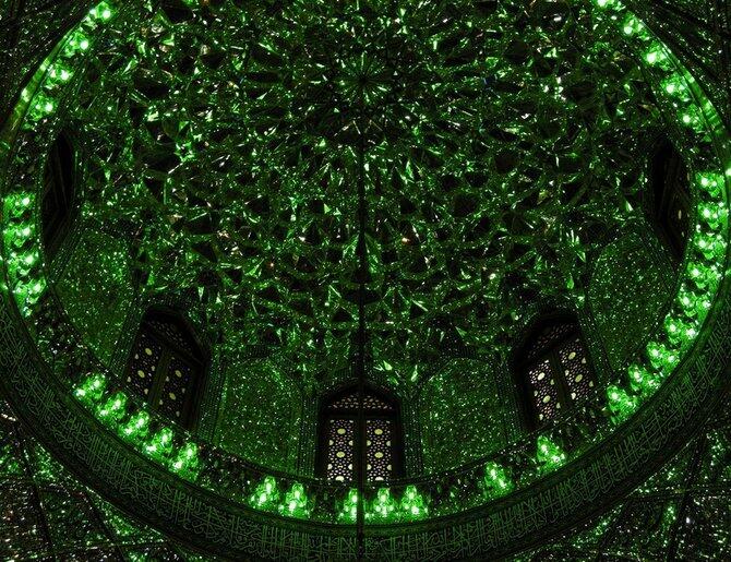 Melihat Keindahan Masjid Berlapis Kaca Di Iran