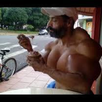 Suntik minyak ke tubuh, Pria ini jadi hulk