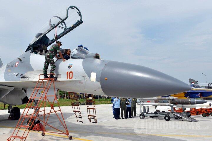 Jokowi Tinjau Pesawat Sukhoi Milik TNI AU