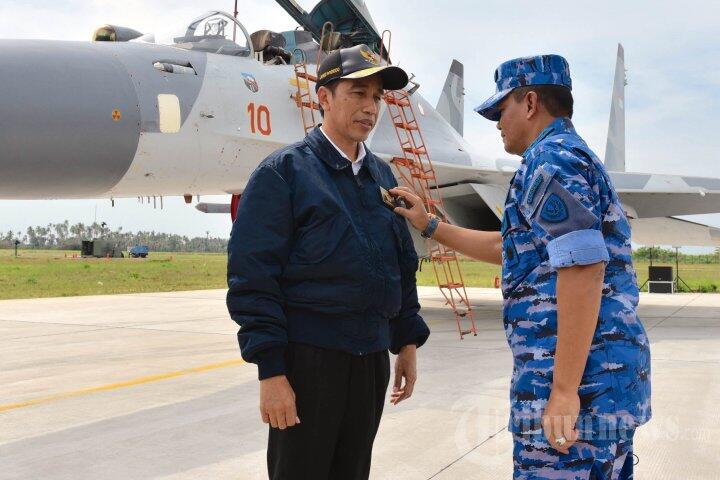Jokowi Tinjau Pesawat Sukhoi Milik TNI AU