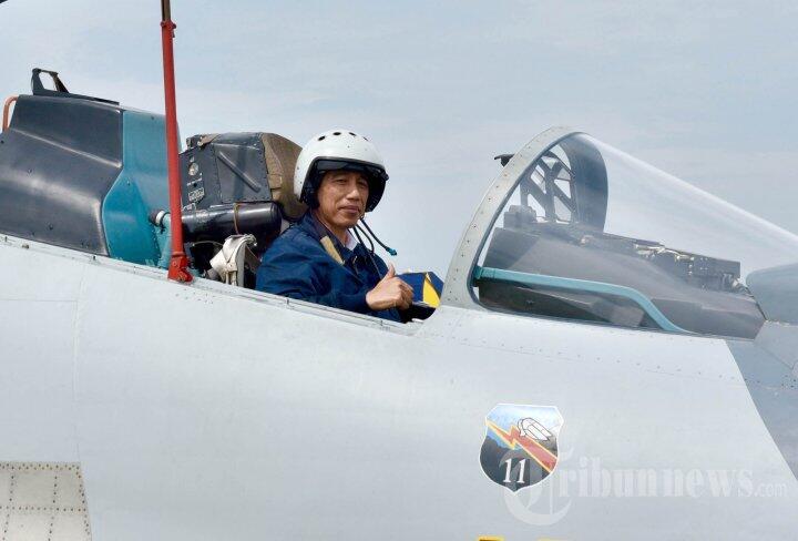 Jokowi Tinjau Pesawat Sukhoi Milik TNI AU