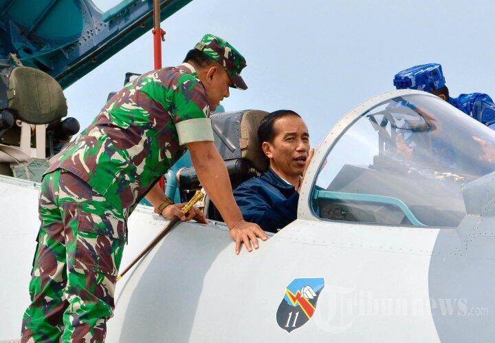 Jokowi Tinjau Pesawat Sukhoi Milik TNI AU