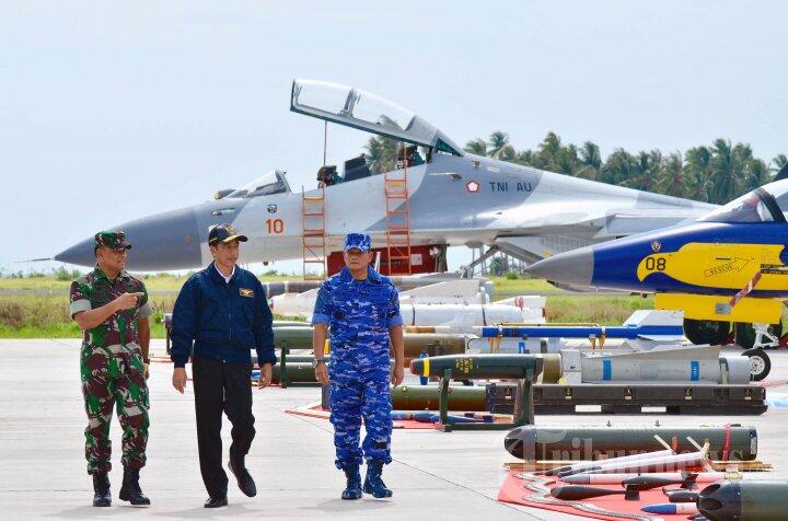 Jokowi Tinjau Pesawat Sukhoi Milik TNI AU