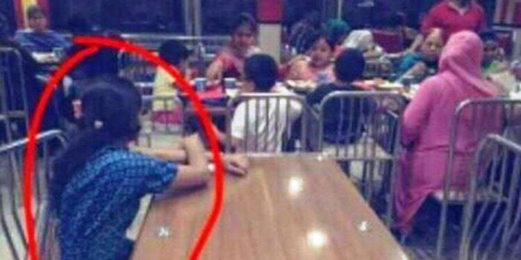 Pembantu hanya bengong saat majikan makan jadi pemberitaan dunia