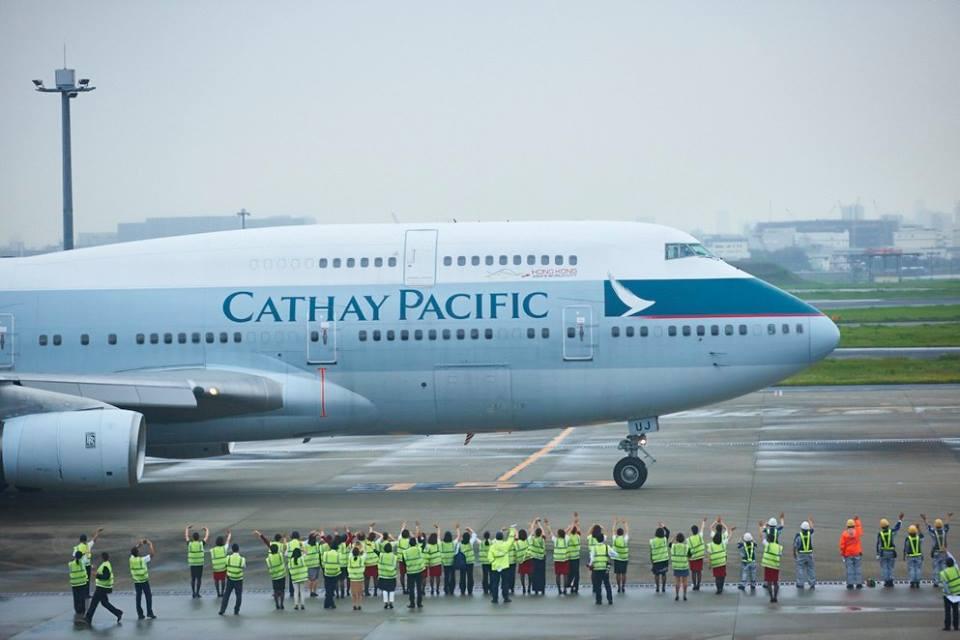 MENGHARUKAN, Suasana Penerbangan Terakhir Boeing 747-400 Cathay Pacific